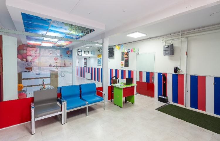 سالن ورودی دبستان دخترانه منطقه 11 تهران - منیریه