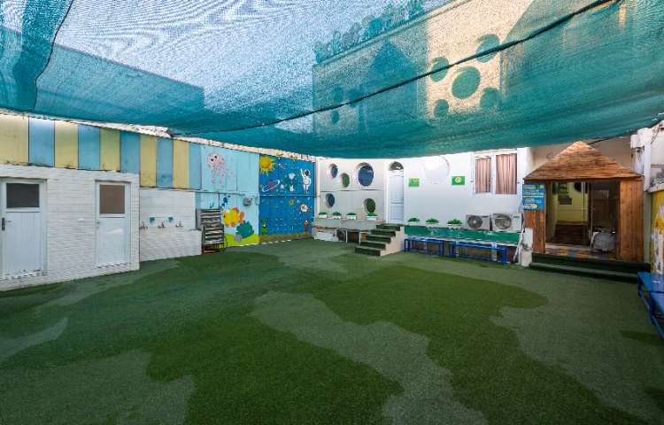 حیاط دبستان دخترانه منطقه 13 تهران - نیروی هوایی