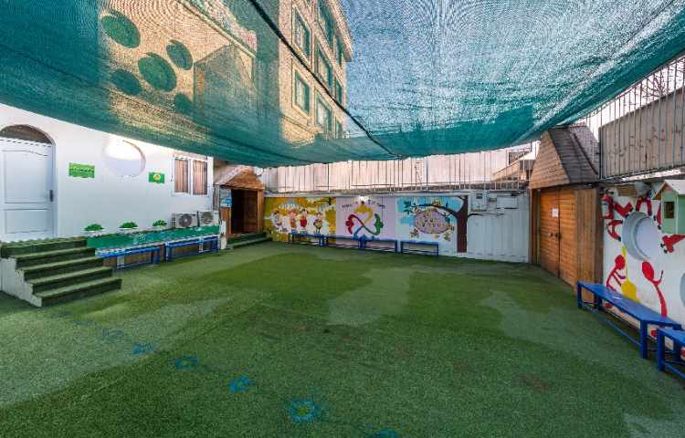 حیاط دبستان دخترانه منطقه 13 تهران - نیروی هوایی