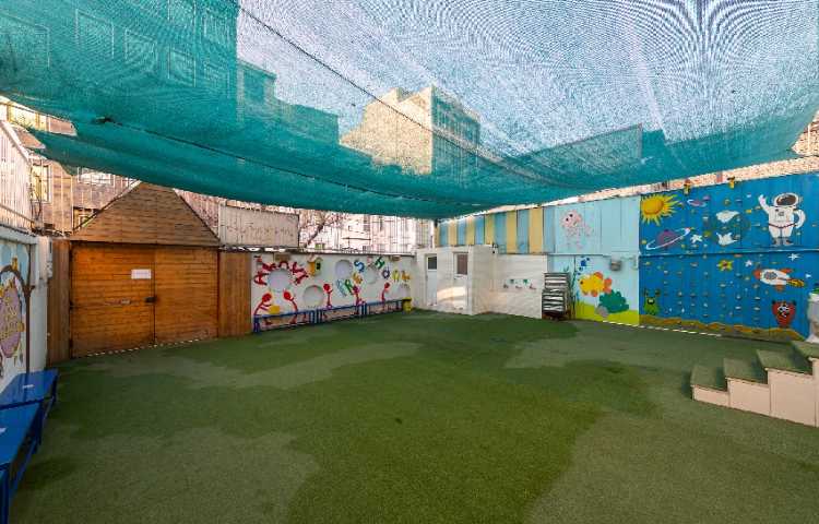 حیاط دبستان دخترانه منطقه 13 تهران - نیروی هوایی