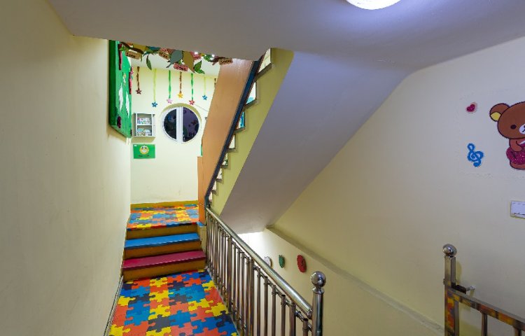 راه‌پله دبستان دخترانه منطقه 13 تهران - نیروی هوایی