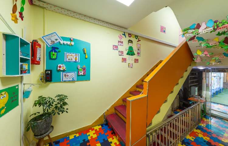 راه‌پله دبستان دخترانه منطقه 13 تهران - نیروی هوایی