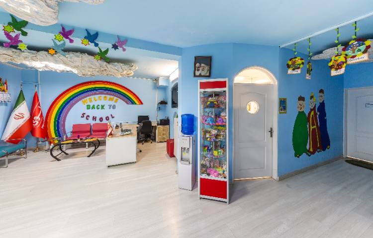 سالن ورودی دبستان دخترانه منطقه 13 تهران - نیروی هوایی