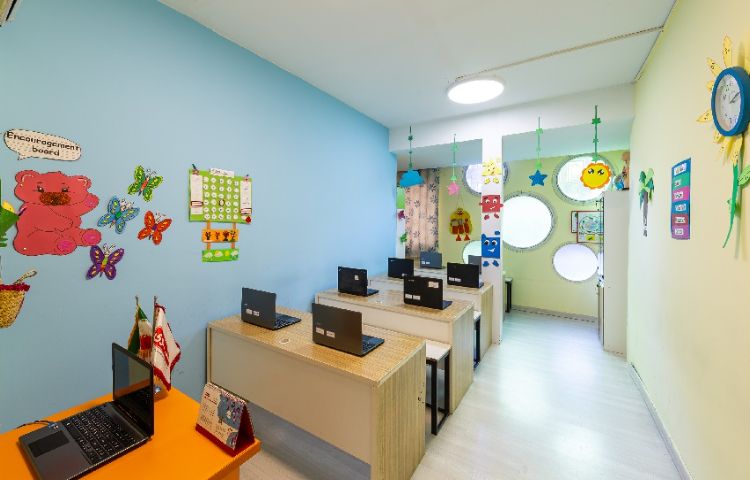 سایت رایانه دبستان دخترانه منطقه 13 تهران - نیروی هوایی