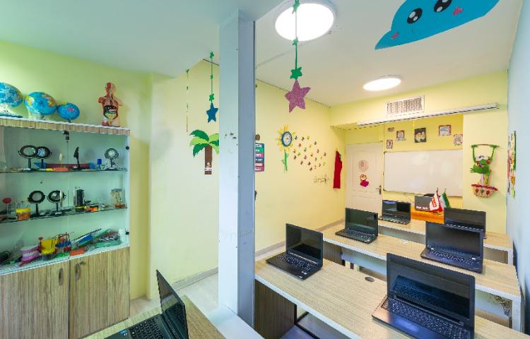 سایت رایانه دبستان دخترانه منطقه 13 تهران - نیروی هوایی