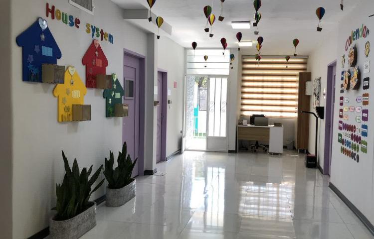 سالن ورودی دبستان دخترانه منطقه 14 تهران - نبرد