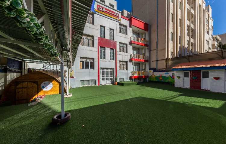 حیاط دبستان دخترانه منطقه 5 تهران - آریاشهر