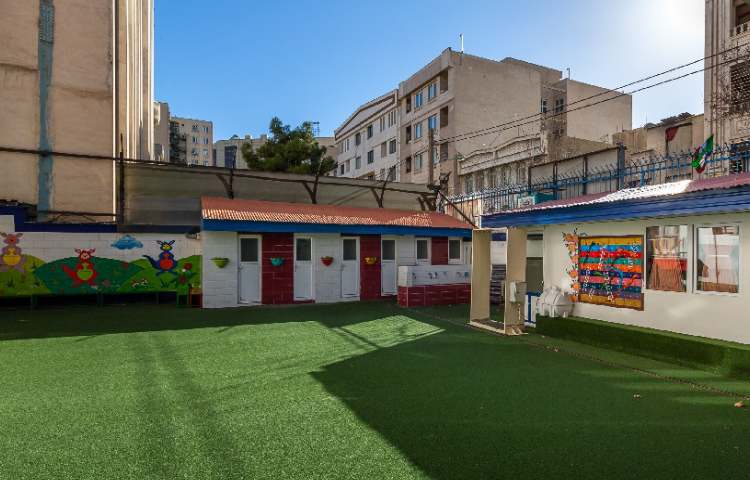 حیاط دبستان دخترانه منطقه 5 تهران - آریاشهر