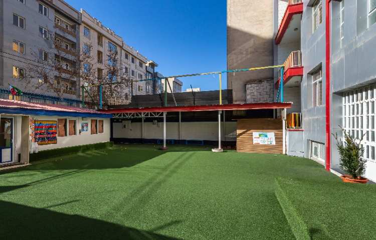 حیاط دبستان دخترانه منطقه 5 تهران - آریاشهر