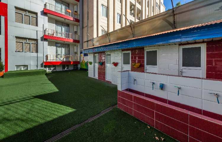 حیاط دبستان دخترانه منطقه 5 تهران - آریاشهر