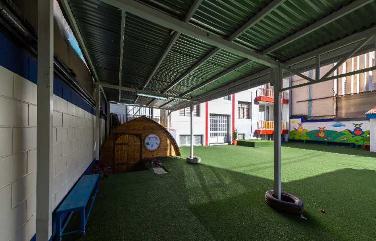 حیاط دبستان دخترانه منطقه 5 تهران - آریاشهر