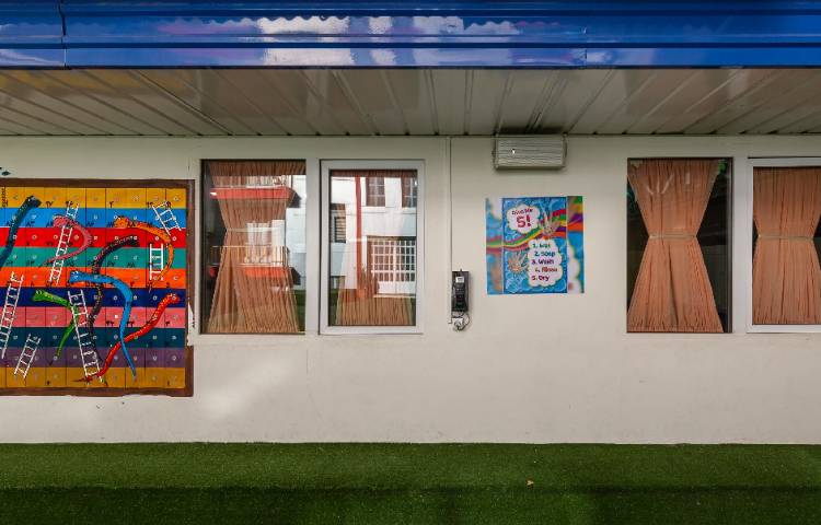 حیاط دبستان دخترانه منطقه 5 تهران - آریاشهر