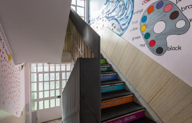 راه‌پله دبستان دخترانه منطقه 5 تهران - آریاشهر