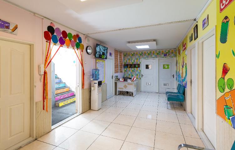 سالن ورودی دبستان دخترانه منطقه 5 تهران - آریاشهر