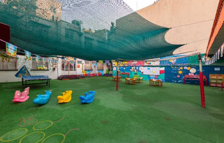 حیاط دبستان دخترانه میدان امامت تهران