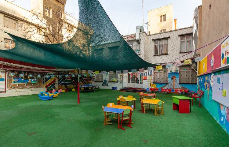 حیاط دبستان دخترانه میدان امامت تهران