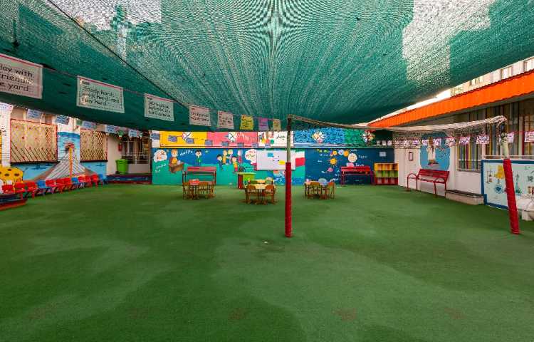 حیاط دبستان دخترانه میدان امامت تهران