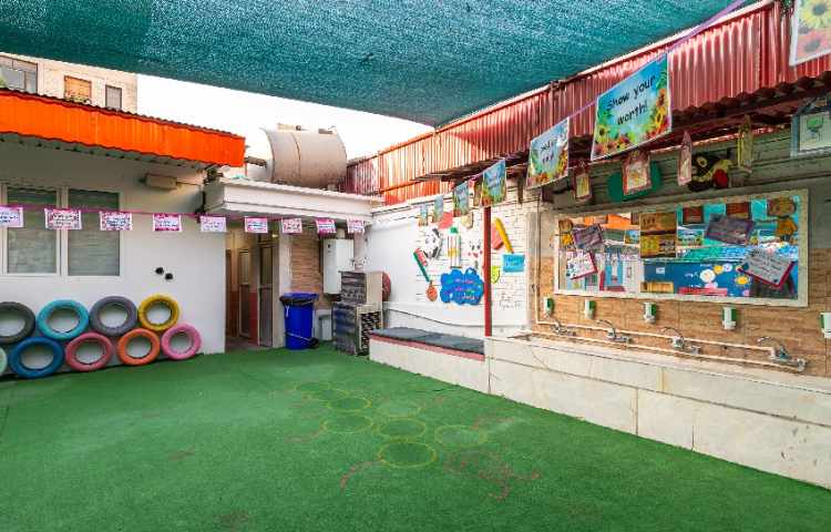 حیاط دبستان دخترانه میدان امامت تهران