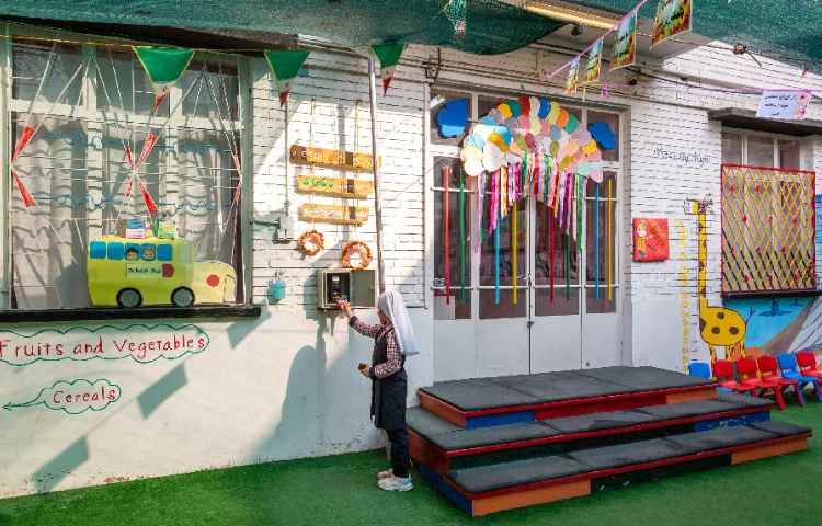 حیاط دبستان دخترانه میدان امامت تهران