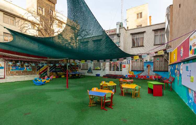 حیاط دبستان دخترانه میدان امامت منطقه 13 تهران