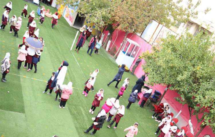 حیاط دبستان دخترانه ناحیه 1 شیراز - ایمان جنوبی