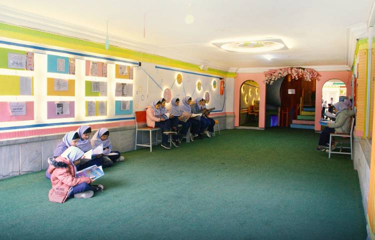 حیاط دبستان دخترانه ناحیه 4 مشهد - بهار