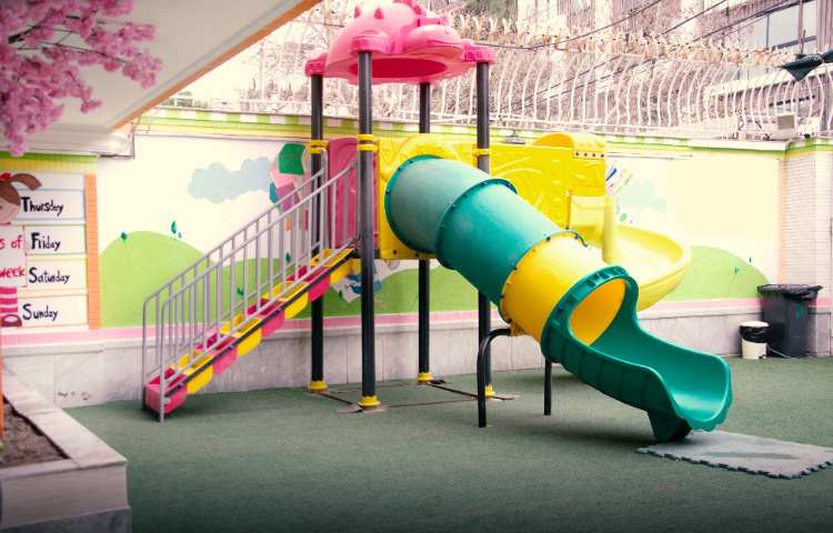حیاط دبستان دخترانه ناحیه 4 مشهد - بهار