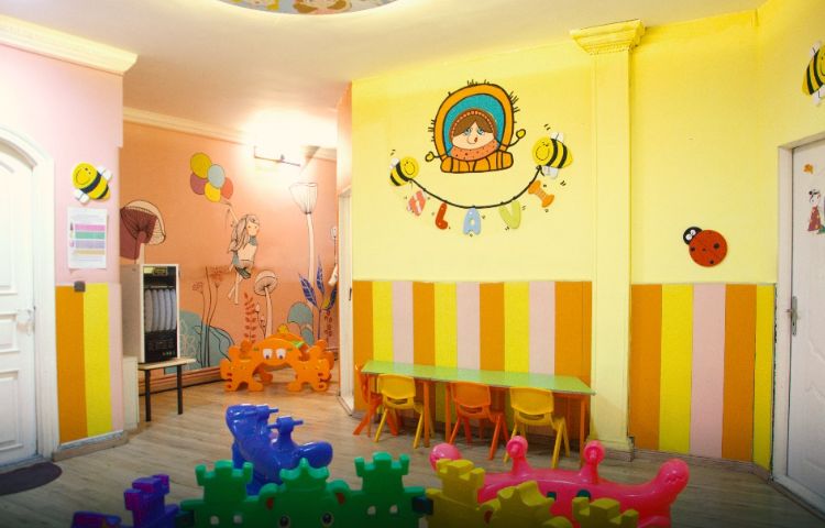 سالن ورودی دبستان دخترانه ناحیه 4 مشهد - بهار