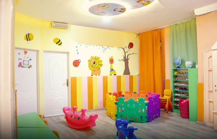 سالن ورودی دبستان دخترانه ناحیه 4 مشهد - بهار