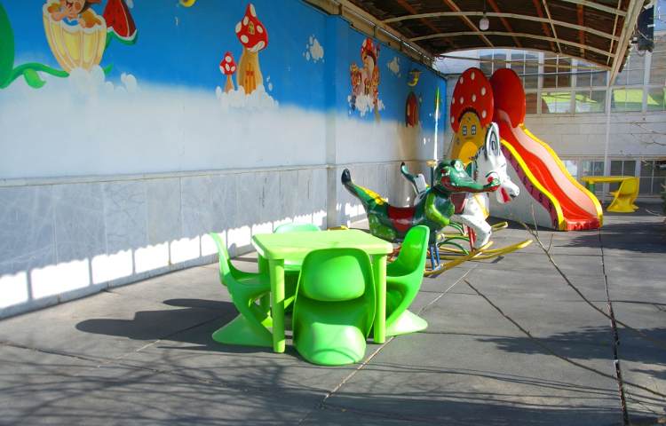 حیاط دبستان دخترانه ناحیه 7 مشهد - حجاب