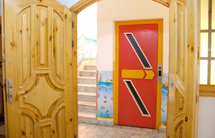 سالن ورودی دبستان دخترانه ناحیه 7 مشهد - حجاب