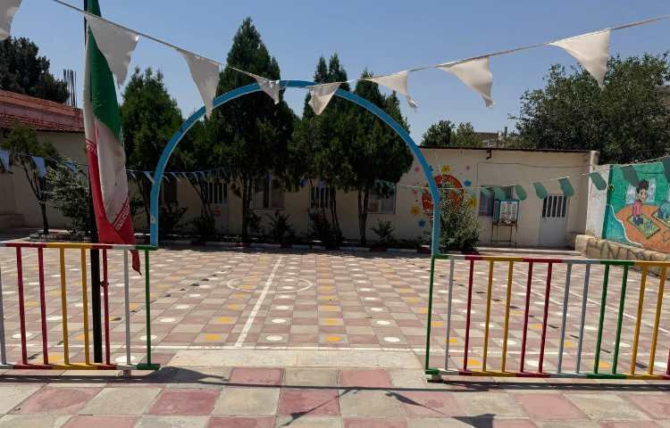 حیاط دبستان پسرانه آوای سلام هشتگرد