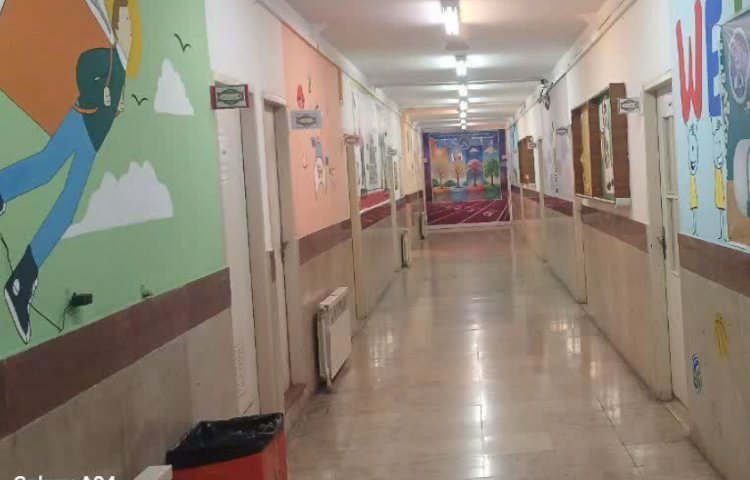 راه‌پله دبستان پسرانه ادیبان دو زنجان