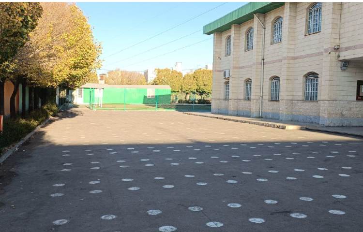 حیاط دبستان پسرانه ادیبان یک زنجان