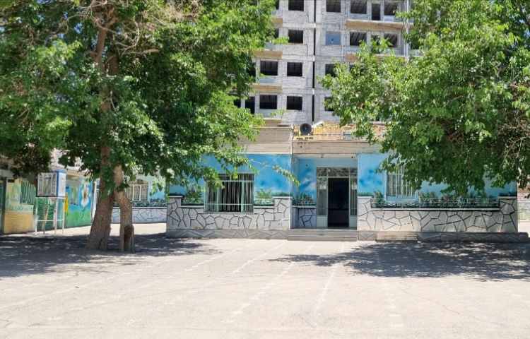 حیاط دبستان پسرانه علم و ادب هشتگرد