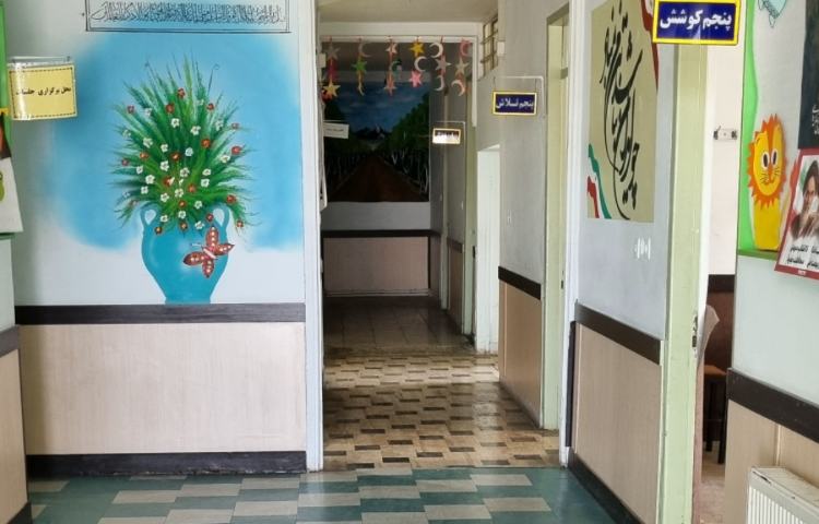 راه‌پله دبستان پسرانه علم و ادب هشتگرد