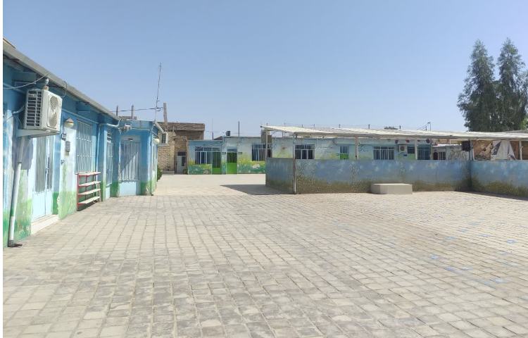 حیاط دبستان پسرانه مفید آران و بیدگل