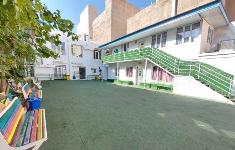 حیاط دبستان پسرانه منطقه 11 تهران - منیریه