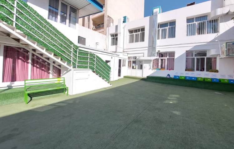 حیاط دبستان پسرانه منطقه 11 تهران - منیریه