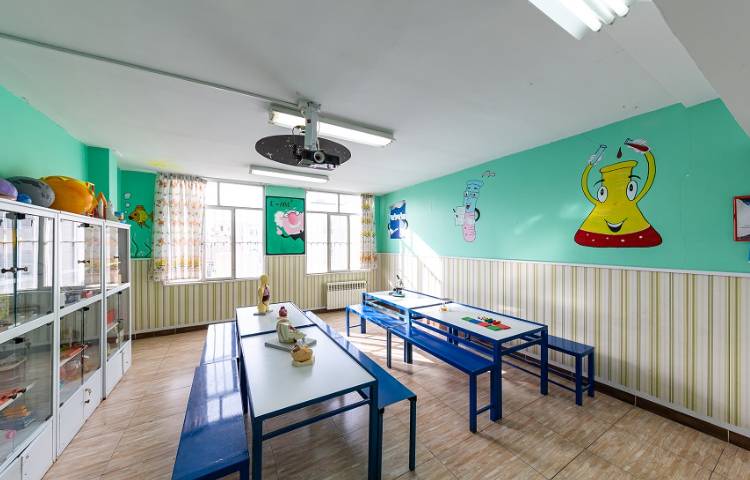 آزمایشگاه دبستان پسرانه منطقه 13 تهران - فلکه اطلاعات