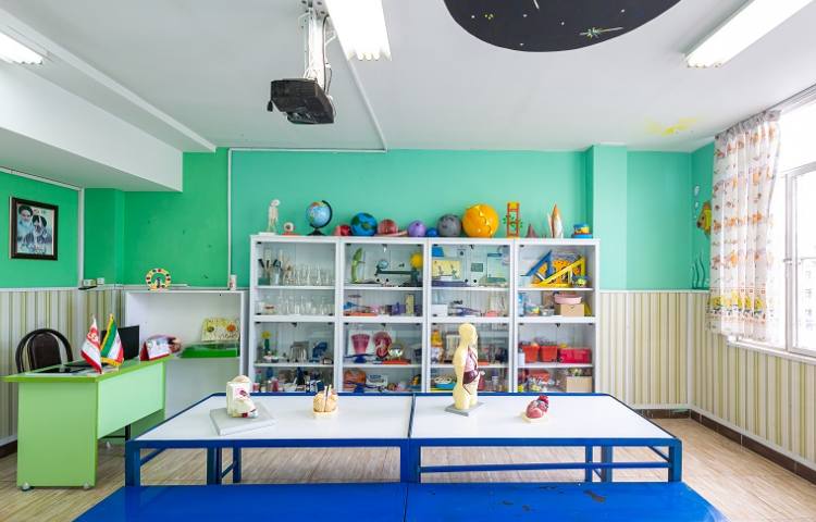 آزمایشگاه دبستان پسرانه منطقه 13 تهران - فلکه اطلاعات