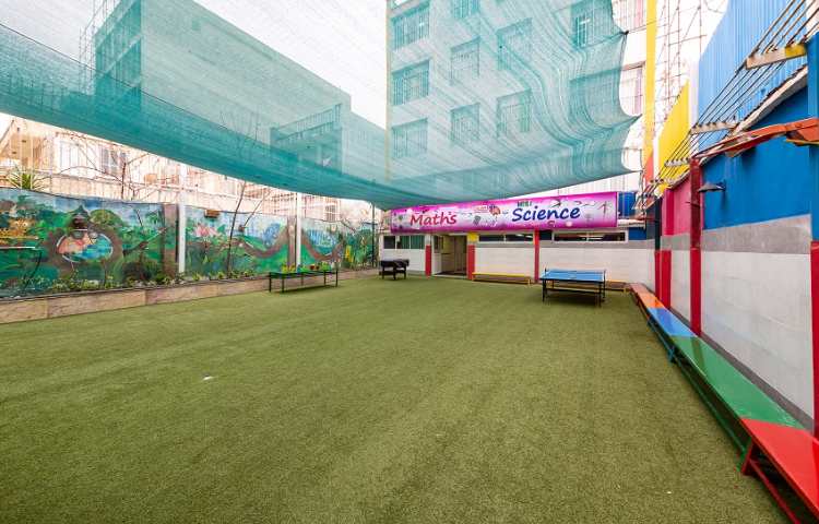 حیاط دبستان پسرانه منطقه 13 تهران - فلکه اطلاعات