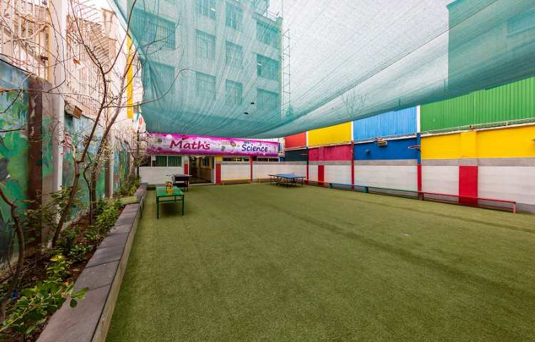 حیاط دبستان پسرانه منطقه 13 تهران - فلکه اطلاعات