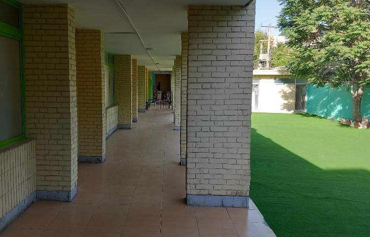 حیاط دبستان پسرانه ناحیه 4 اصفهان - ابن سینا