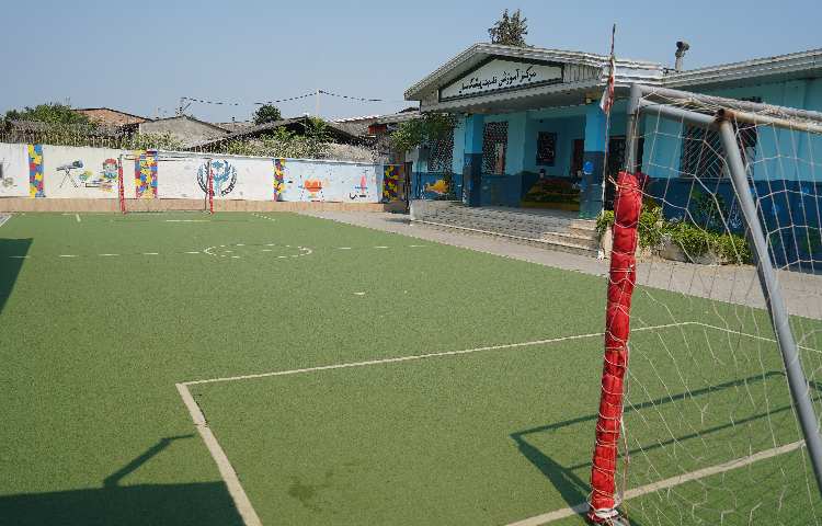 حیاط دبستان پسرانه پیشگامان دو قائم شهر