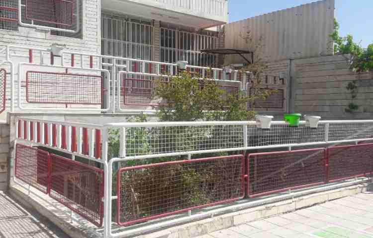 حیاط دبیرستان دخترانه متفکران شاهین شهر