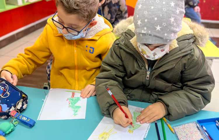 درخت کاج وریسه رنگی بادایره ومثلث 2