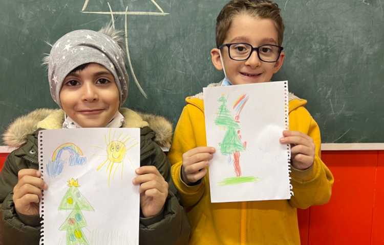 درخت کاج وریسه رنگی بادایره ومثلث 5