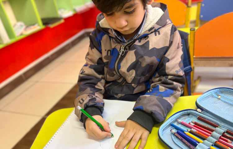 درخت کاج وریسه رنگی بادایره ومثلث