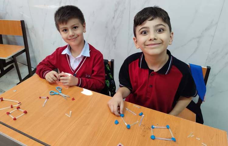 درست کردن اشکال هندسی با استفاده از (نی،خمیربازی) به منظور تثبیت یادگیری هر اشکال از چند میله درست ش 1